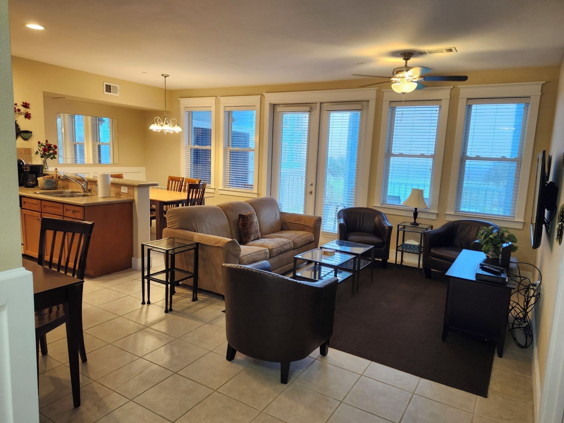 Smart-TV, Kamin, Videospiele, Bücher