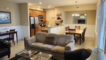 Televisor intel·ligent, llar de foc, videojocs i llibres