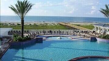 Piscina a l'aire lliure i piscina climatitzada