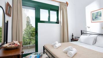 2 bedrooms, in-room safe, iron/ironing board, free WiFi