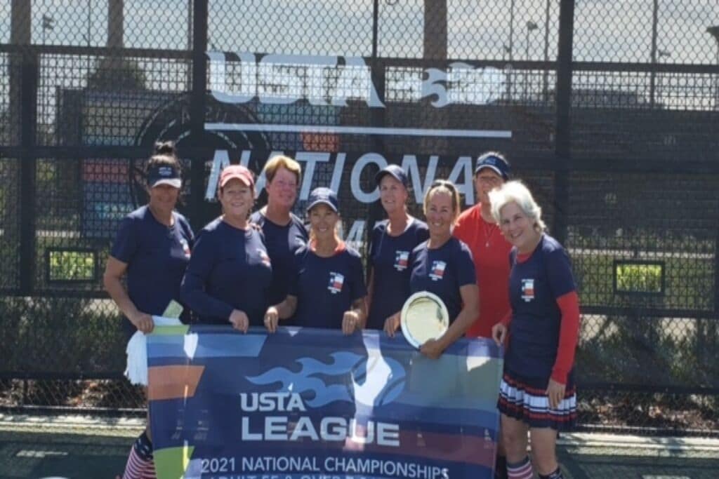 En gruppe mennesker står bag en banner for USTA Leagues Landsmesterskab 2021.