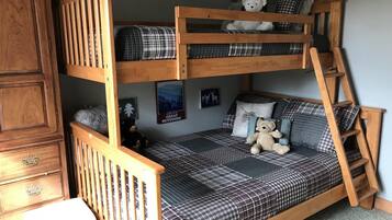 3 slaapkamers, een strijkplank/strijkijzer, reisbedje, gratis wifi