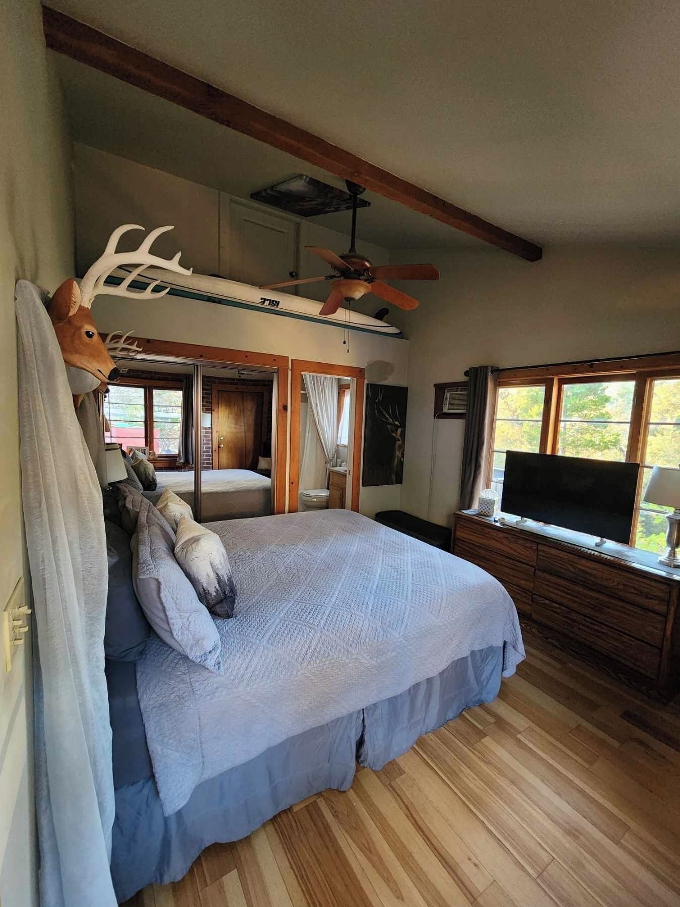 3 habitaciones, tabla de planchar con plancha y cuna de viaje 