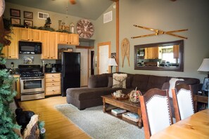 Smart TV, chimenea, reproductor de DVD y libros 