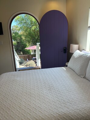 1 bedroom, iron/ironing board, free WiFi, bed sheets - Private Enchanted Garden (Oceanside)