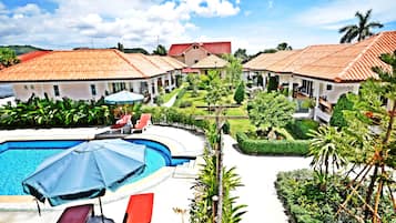 Piscina externa, espreguiçadeiras