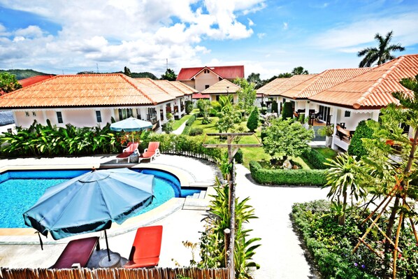 Alberca al aire libre y camastros 