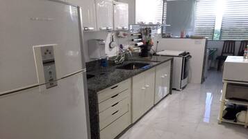 Een koelkast, een microgolfoven, een oven, een kookplaat