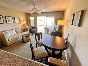 Téléviseur connecté, lecteur de DVD, livres, sélection de films