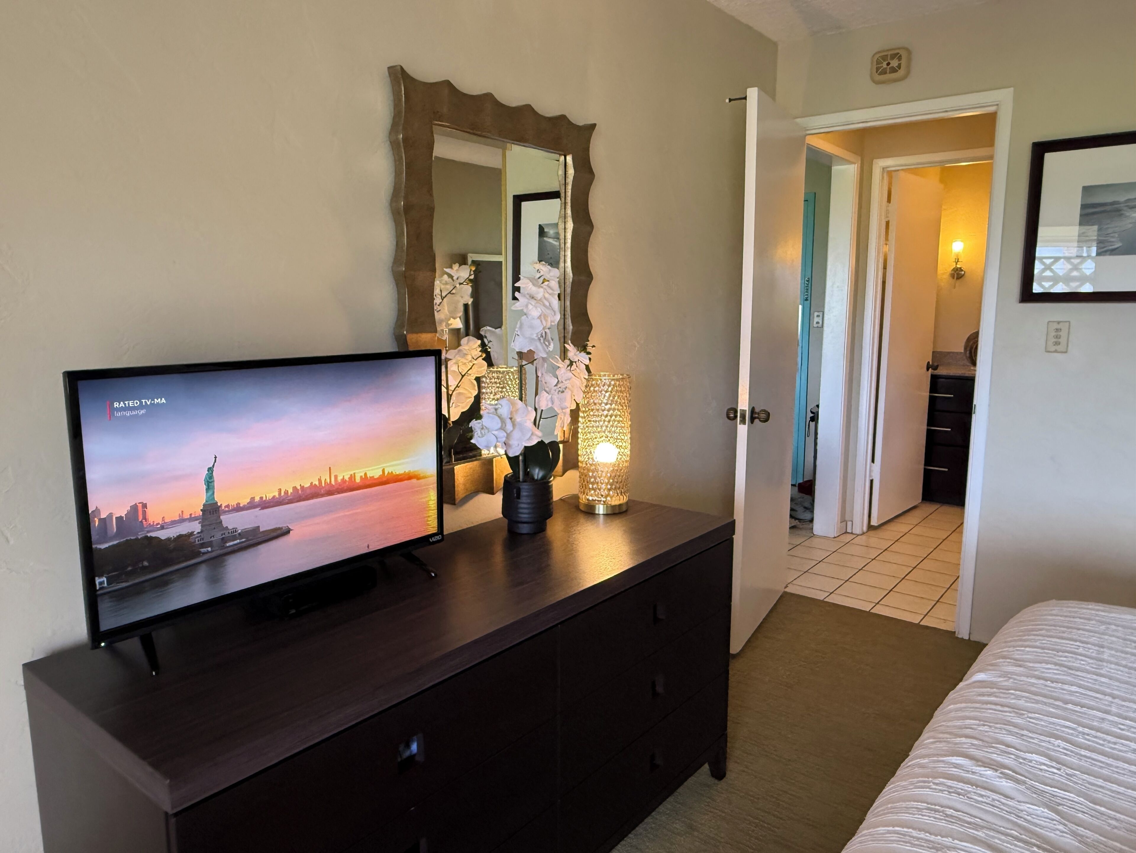 1 slaapkamer, een strijkplank/strijkijzer, wifi, beddengoed