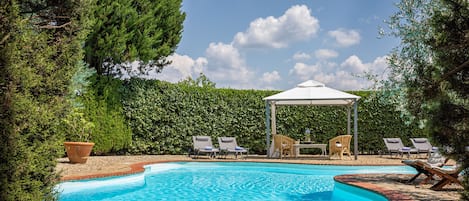 Piscine extérieure, chaises longues