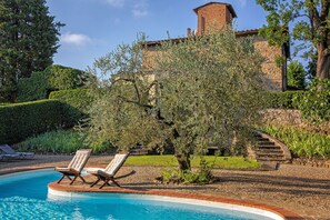 Outdoor pool, sun loungers - LaQuerciaEstate -Quintessential Italian Experience (Impruneta)