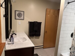 Bañera con ducha, secador de pelo, toallas, jabón