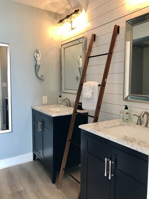 Combined shower/bathtub, towels - BUILT ON THE SAND! STEP OUT UR BACK DOOR ONTO YOUR OWN EXCLUSIVE PRIVATE BEACH! (Destin)