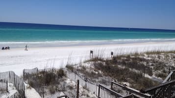 Sulla spiaggia, lettini da mare, ombrelloni, teli da spiaggia