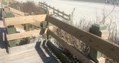 Rantamökki sijaitsee yksinoikeudella Cherry Grove -osastossa Pohjois-Myrtlessä