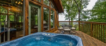   Spectacular View! /Wifi Minutes to downtown / Secluded / hot tub 