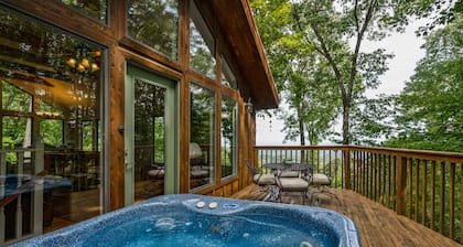 Spectacular View! /Wifi Minutes to downtown / Secluded / hot tub