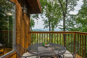 Outdoor dining - Spectacular View! /Wifi Minutes to downtown / Secluded / hot tub (Gatlinburg)