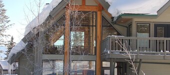 Ski in/out, Luxury with Amazing Views, Open Concept, 29 ft Ceilings, Airy!