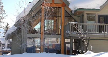 Kicking Horse Mountain Resort, Luxus Ski in / out, Amazing Views / Hot Tub
