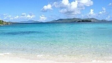 Playa en los alrededores, camastros y toallas de playa
