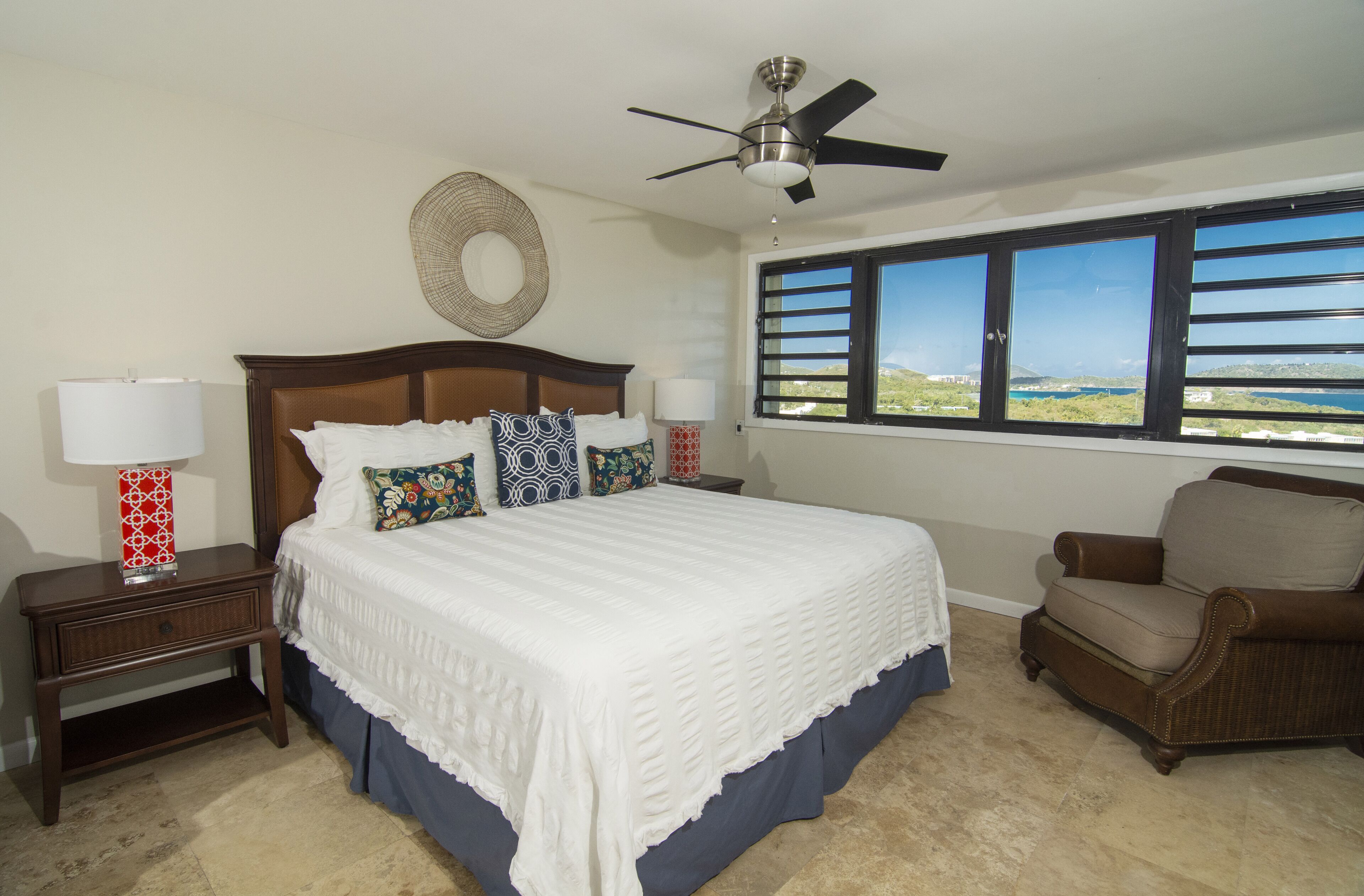 Fer et planche à repasser, lit parapluie, Wi-Fi gratuit, draps fournis