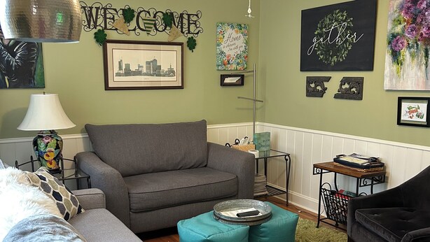 A living room with a grey sofa, teal ottoman, and a ceiling fan. - 5* Cutie Has It All! Just Bring Family & Friends! (Nashville)