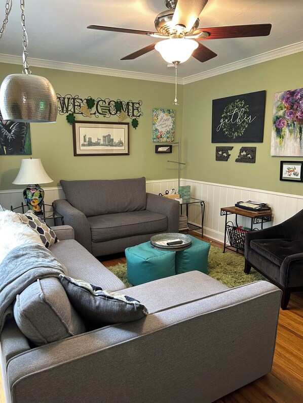 Smart TV, fireplace, books, stereo - 5* Cutie Has It All! Just Bring Family & Friends! (Nashville)