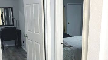 2 habitaciones, escritorio, tabla de planchar con plancha y wifi gratis