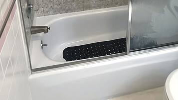 浴槽、ヘアドライヤー、タオル