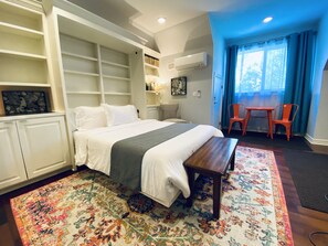 Surmatelas, bureau, fer et planche à repasser, lit parapluie