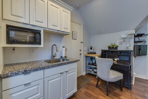 Réfrigérateur, micro-ondes, cafetière/bouilloire, grille-pain