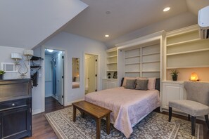 Pillowtop-Betten, Schreibtisch, Bügeleisen/Bügelbrett, Reisekinderbett