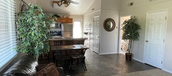 * Grote dek voor spectaculaire zonsopgangen in Sport Village