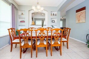Dining - Luxury 7 bed -5 king master, Lake conservation view from private S facing pool (Kissimmee)