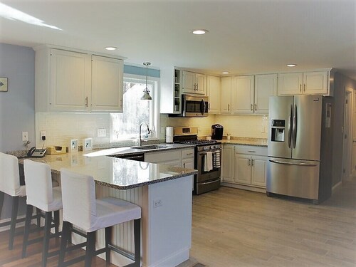 Fabulous 3BR/3BA vacation house in Cotuit that sleeps 8 and only 1 mile to beach