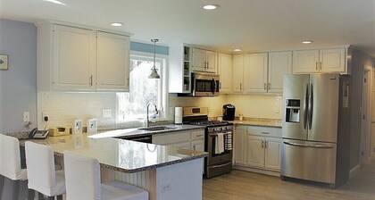 Fabulous 3BR/3BA vacation house in Cotuit that sleeps 8 and only 1 mile to beach