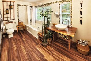シャワー付き浴槽、ヘアドライヤー、タオル、石鹸