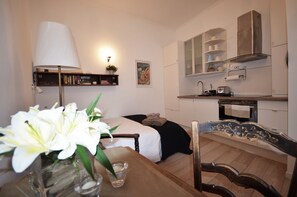 Een strijkplank/strijkijzer, gratis wifi, beddengoed