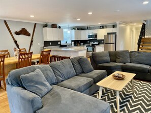 Smart TV, video games, stereo - ⭐ Spacious Lake House Just Minutes From The Slopes ⭐ (Hunter)