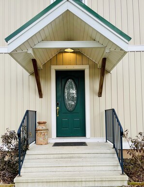 Exterior detail - ⭐ Spacious Lake House Just Minutes From The Slopes ⭐ (Hunter)