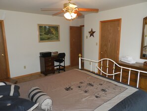 3 bedrooms, iron/ironing board, free WiFi, bed sheets