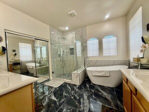 Combined shower/bathtub, hair dryer, towels, soap - SUNLAND VILLA - High End resort with heated pool/spa, few minutes to golf course (Goodyear)