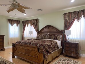 4 bedrooms, iron/ironing board, travel crib, free WiFi - SUNLAND VILLA - High End resort with heated pool/spa, few minutes to golf course (Goodyear)