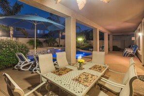 Outdoor dining - SUNLAND VILLA - High End resort with heated pool/spa, few minutes to golf course (Goodyear)