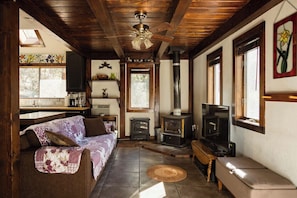Flat-screen TV, Netflix, Hulu, DVD player - CABIN SWEET CABIN - Come enjoy our cozy cabin in the woods  #CabinLife! (Pine Mountain Club)