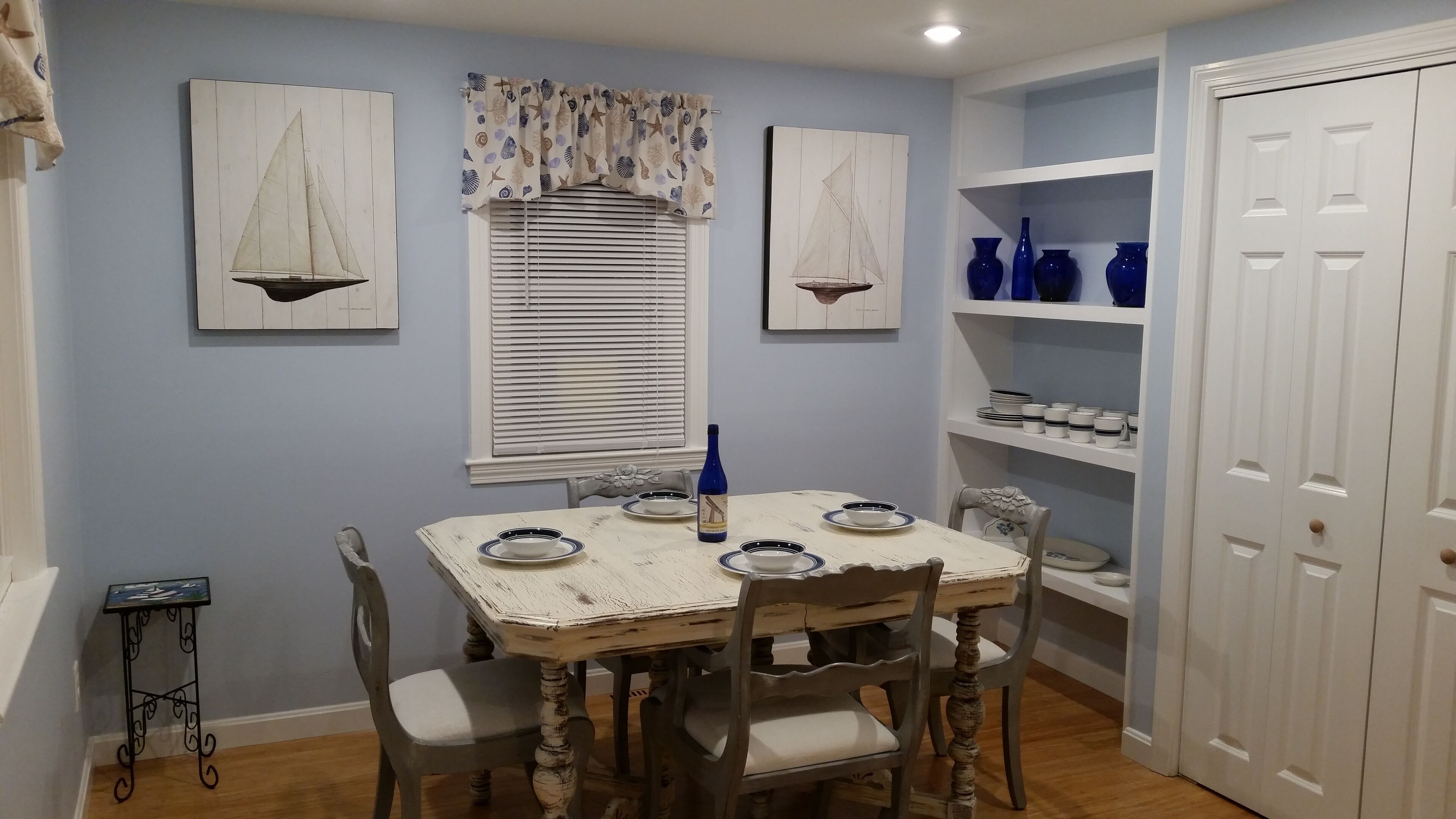 4 MINUTE DRIVE TO THE BEACH. Cape Cod Home. Nearby Activities, Food, and Beaches