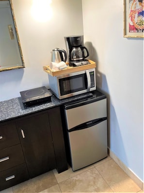 Frigorifero, microonde, piano cottura, macchina per tè/caffè