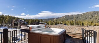 Retreat at Union Creek II:  Easy Walk to Lift, Hot Tub, Foosball, Shuttle